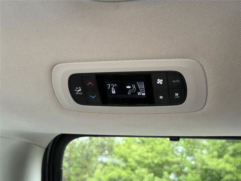 Used 2018 Chrysler Pacifica Touring-L Plus FWD image 22