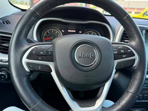Used 2015 Jeep Cherokee Trailhawk w/ Comfort/Convenience Group AWD/4WD image 12