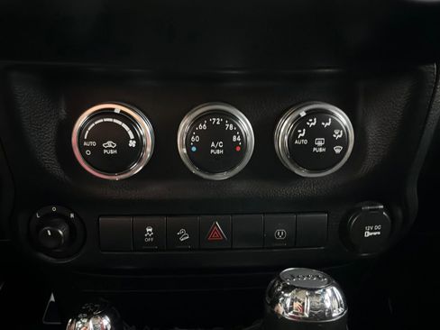 Used 2013 Jeep Wrangler Unlimited Sahara AWD/4WD image 28