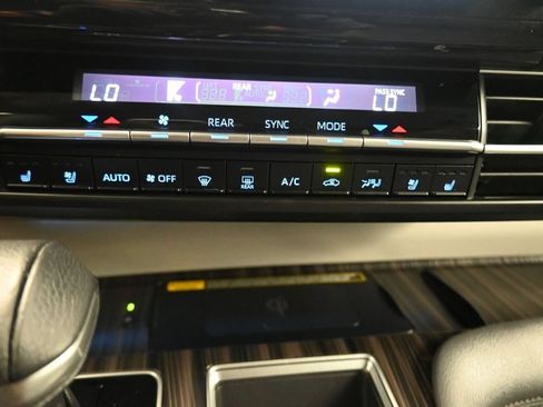 Used 2021 Toyota Sienna Limited FWD image 19