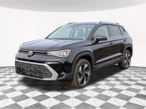 Certified 2025 Volkswagen Taos SE image 15