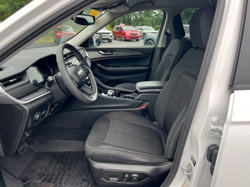 Used 2023 Jeep Grand Cherokee Laredo w/ Luxury Tech Group I AWD/4WD image 4