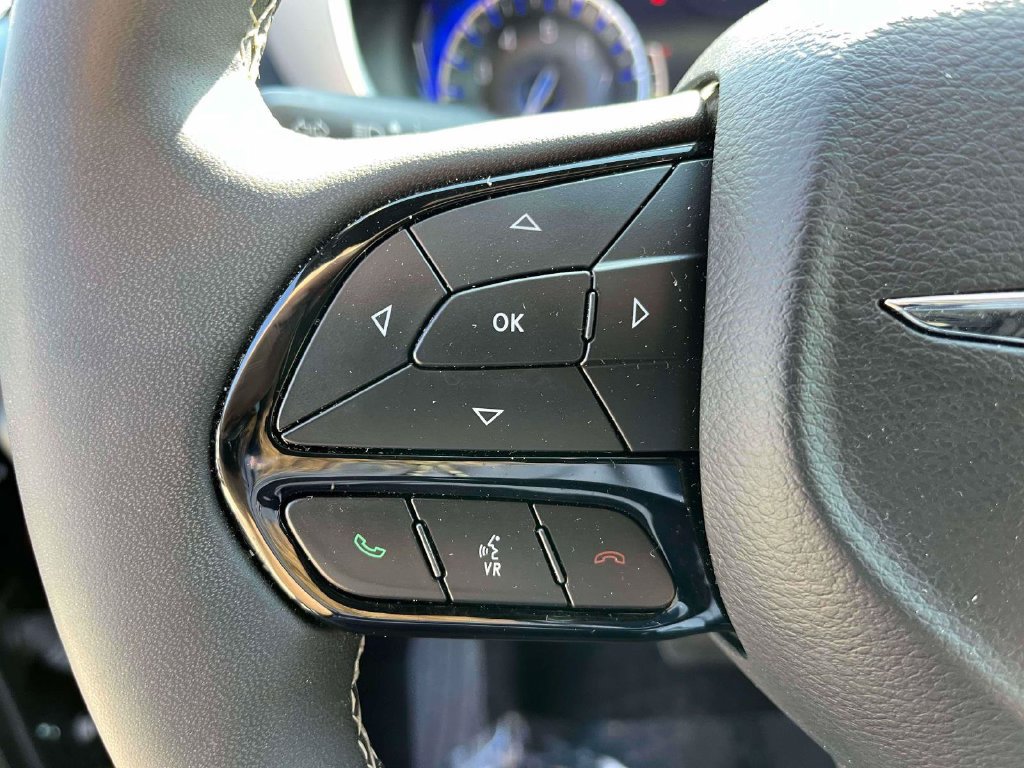 Used 2025 Chrysler Pacifica Limited FWD image 19