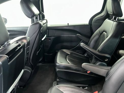 Used 2024 Chrysler Pacifica Limited w/ Uconnect Theater Family Group image 21