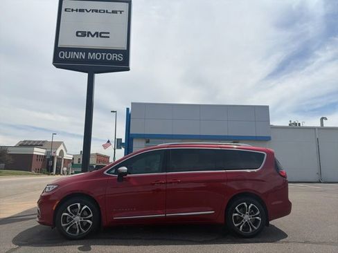 Used 2025 Chrysler Pacifica Pinnacle w/ Trailer Tow Group AWD/4WD image 2