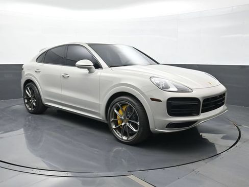 Certified 2021 Porsche Cayenne Turbo S w/ Lightweight Sport Package AWD/4WD image 25