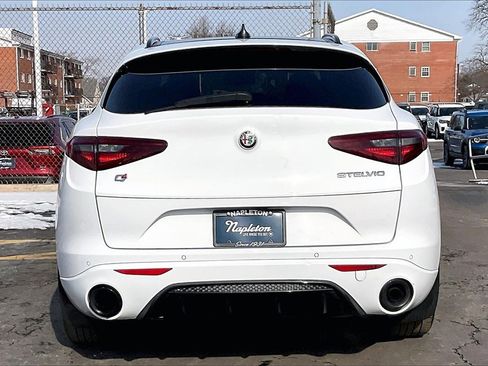Used 2022 Alfa Romeo Stelvio Veloce image 3