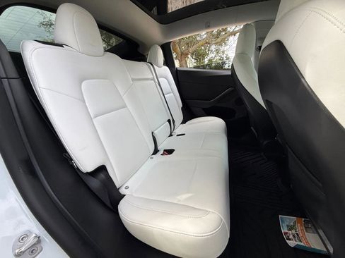 Used 2022 Tesla Model Y Long Range image 16