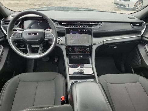 Used 2025 Jeep Grand Cherokee Laredo X RWD image 11
