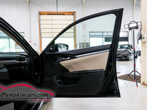 Used 2017 Honda Civic Touring image 22
