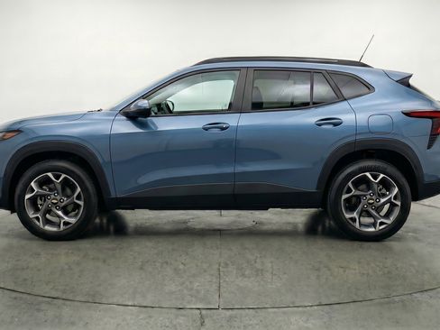 Used 2025 Chevrolet Trax LT w/ LT Convenience Package FWD image 5
