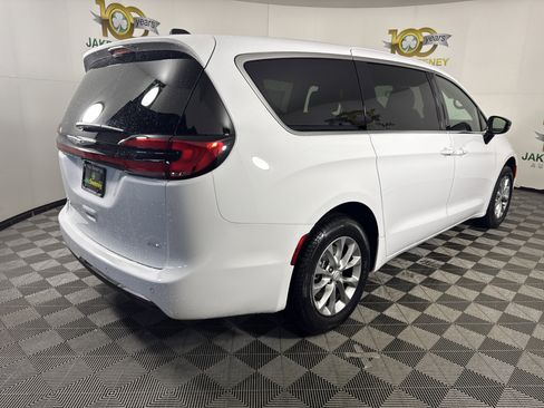 New 2026 Chrysler Pacifica Select image 7
