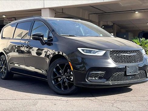 Used 2026 Chrysler Pacifica Limited w/ S Appearance Package FWD image 2