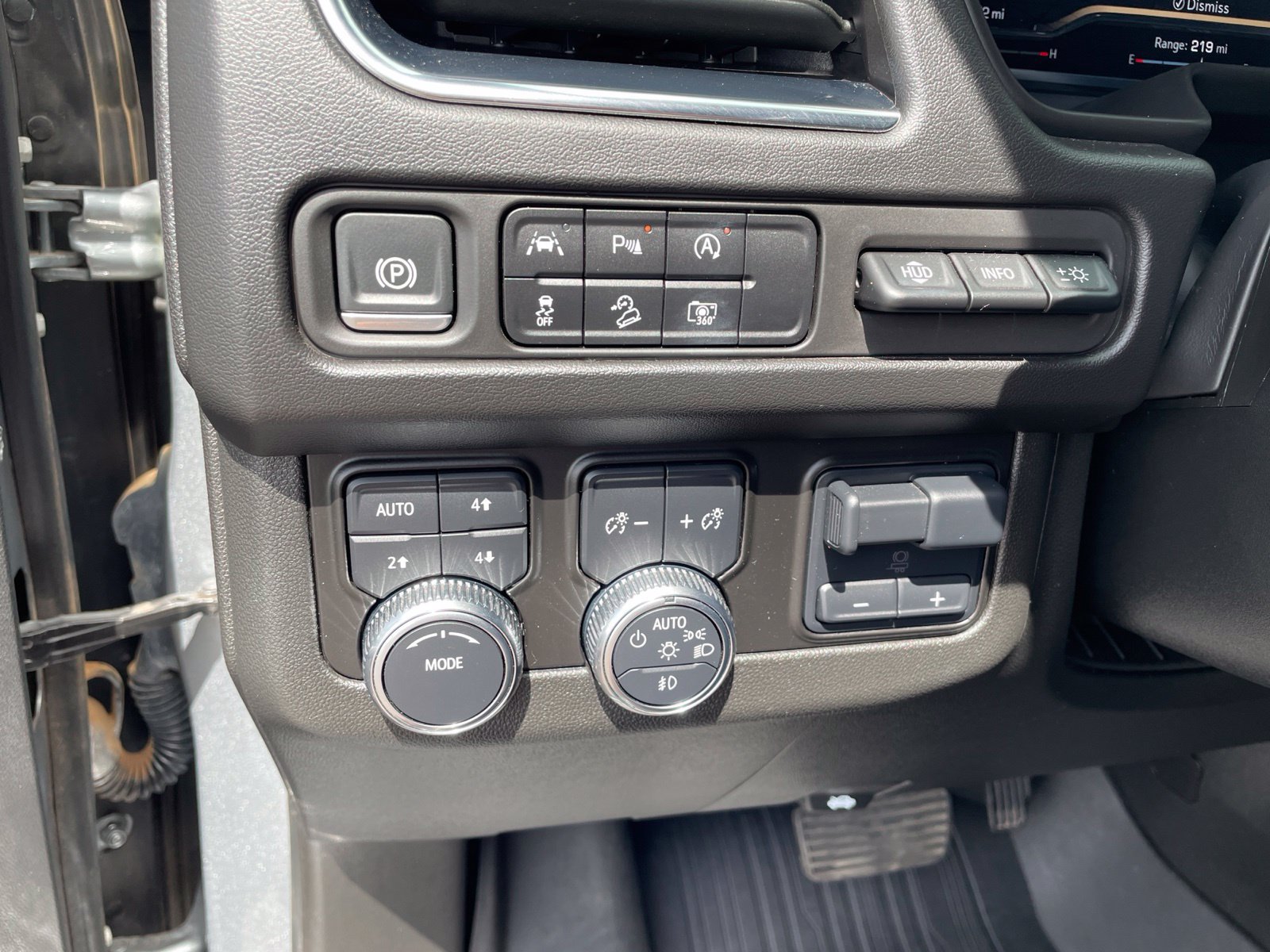 Used 2024 GMC Yukon AT4 w/ Technology Package AWD/4WD image 22