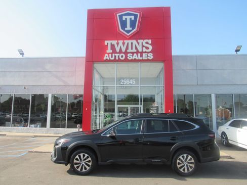 Used 2023 Subaru Outback Premium AWD/4WD image 1