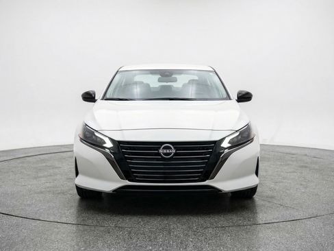 Used 2025 Nissan Altima 2.5 SV FWD image 2