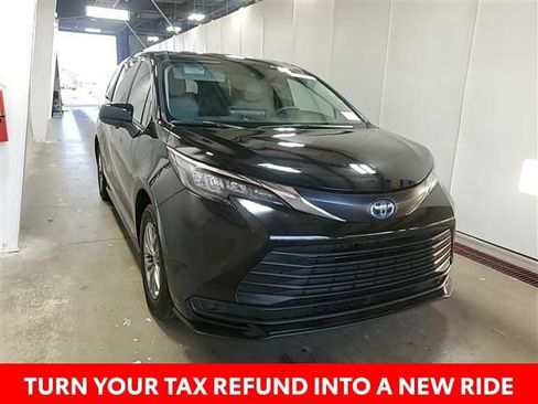 Used 2025 Toyota Sienna LE image 22