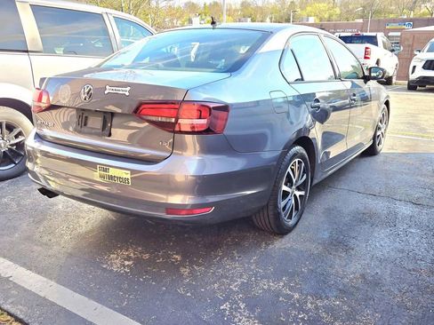 Used 2016 Volkswagen Jetta SE image 2