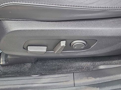 Used 2023 Kia Carnival LX image 18