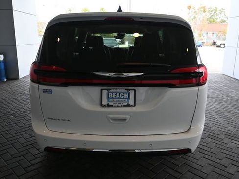 Used 2024 Chrysler Pacifica Touring-L image 4
