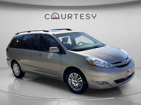 Used 2008 Toyota Sienna XLE FWD image 9