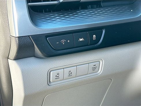 Used 2024 Kia Carnival LX image 10