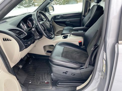 Used 2019 Dodge Grand Caravan SXT image 9