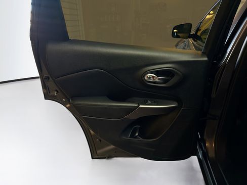 Used 2019 Jeep Cherokee Latitude Plus w/ Cold Weather Group image 25