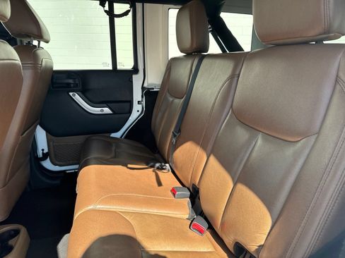 Used 2017 Jeep Wrangler Unlimited Sahara w/ Connectivity Group AWD/4WD image 14
