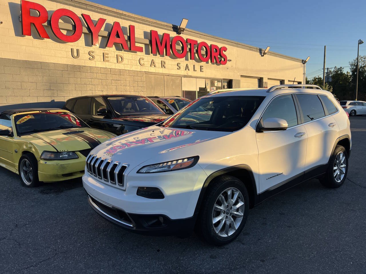 Used 2017 Jeep Cherokee Limited FWD image 1