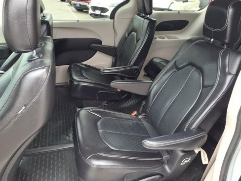 Used 2022 Chrysler Pacifica Touring-L FWD image 14