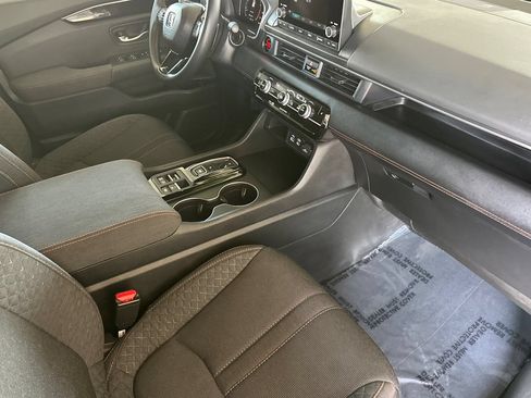 Used 2025 Honda Pilot Sport image 16