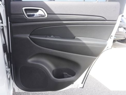 Used 2019 Jeep Grand Cherokee Altitude image 25