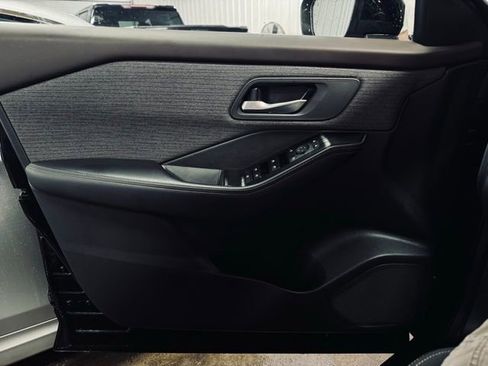 Used 2022 Nissan Rogue SV image 12