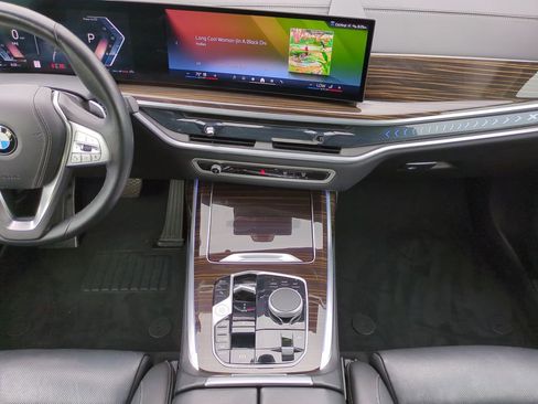 Used 2025 BMW X7 xDrive40i AWD/4WD image 15