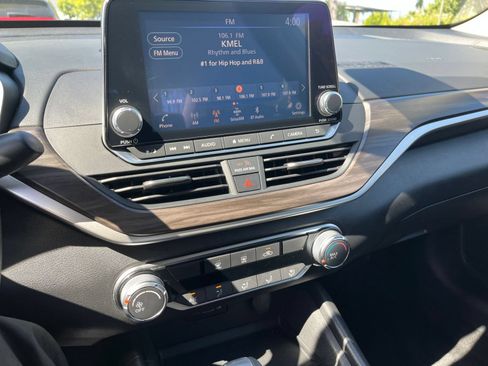 Used 2025 Nissan Altima 2.5 SV FWD image 17