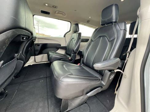 Used 2023 Chrysler Pacifica Touring-L image 19