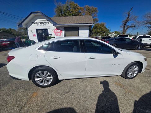 Used 2020 Chevrolet Malibu LT image 2