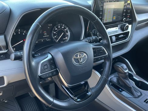 Used 2020 Toyota Highlander XLE image 22