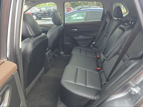 Used 2023 Nissan Rogue SV w/ SV Premium B Package image 9