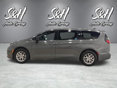 Used 2025 Chrysler Pacifica Select image 16