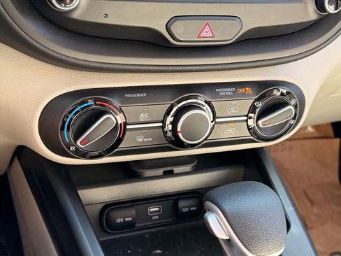 Used 2025 Kia Soul LX w/ LX Technology Package FWD image 27