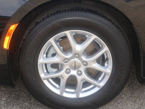 Used 2023 Chrysler Pacifica Touring-L image 5