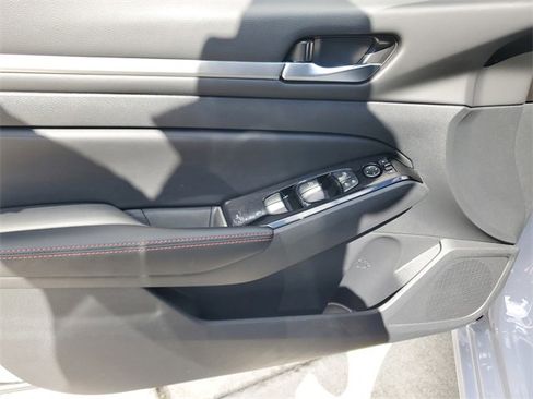 Used 2024 Nissan Altima 2.5 SR image 17
