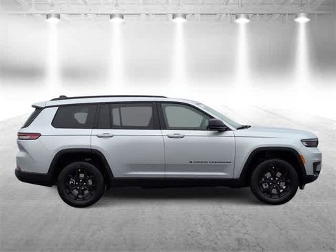 New 2025 Jeep Grand Cherokee L Altitude image 9