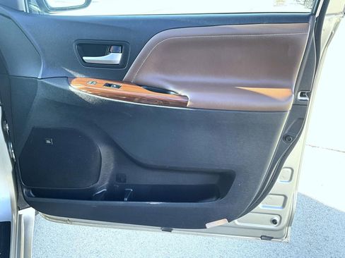 Used 2017 Toyota Sienna Limited image 17