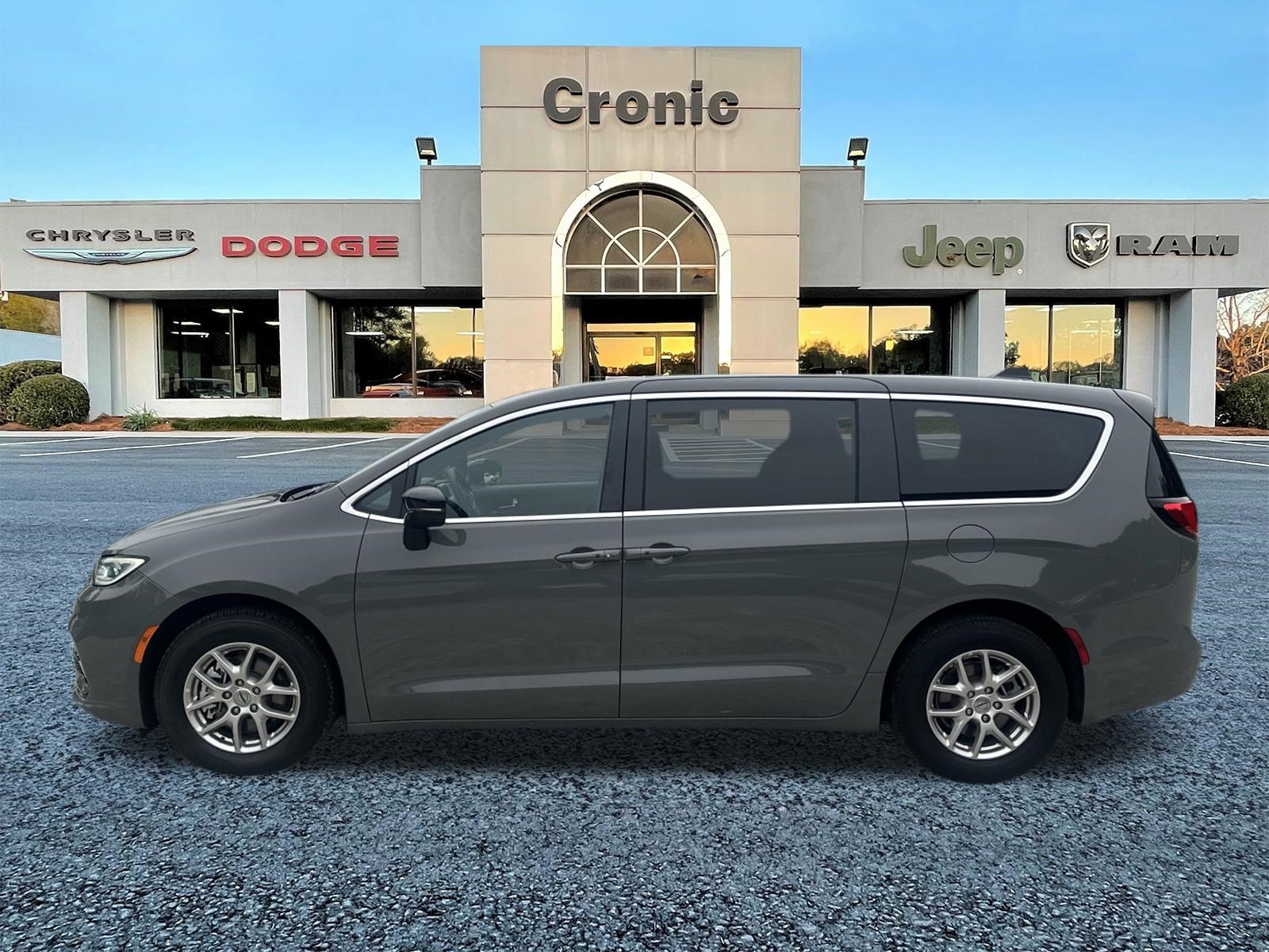 Used 2025 Chrysler Pacifica Select FWD image 6