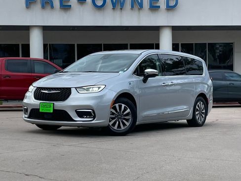 Used 2023 Chrysler Pacifica Limited FWD image 2
