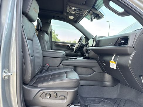 Used 2025 Chevrolet Tahoe High Country AWD/4WD image 35