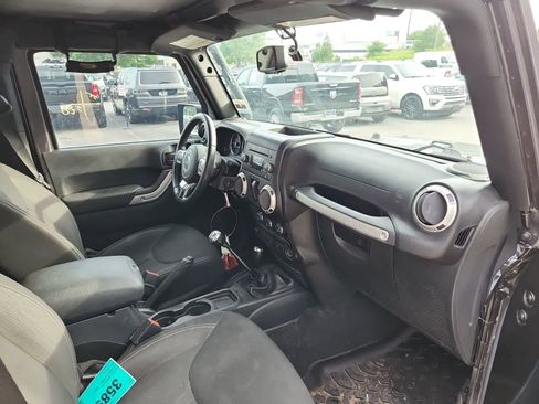 Used 2016 Jeep Wrangler Sahara w/ Connectivity Group AWD/4WD image 18